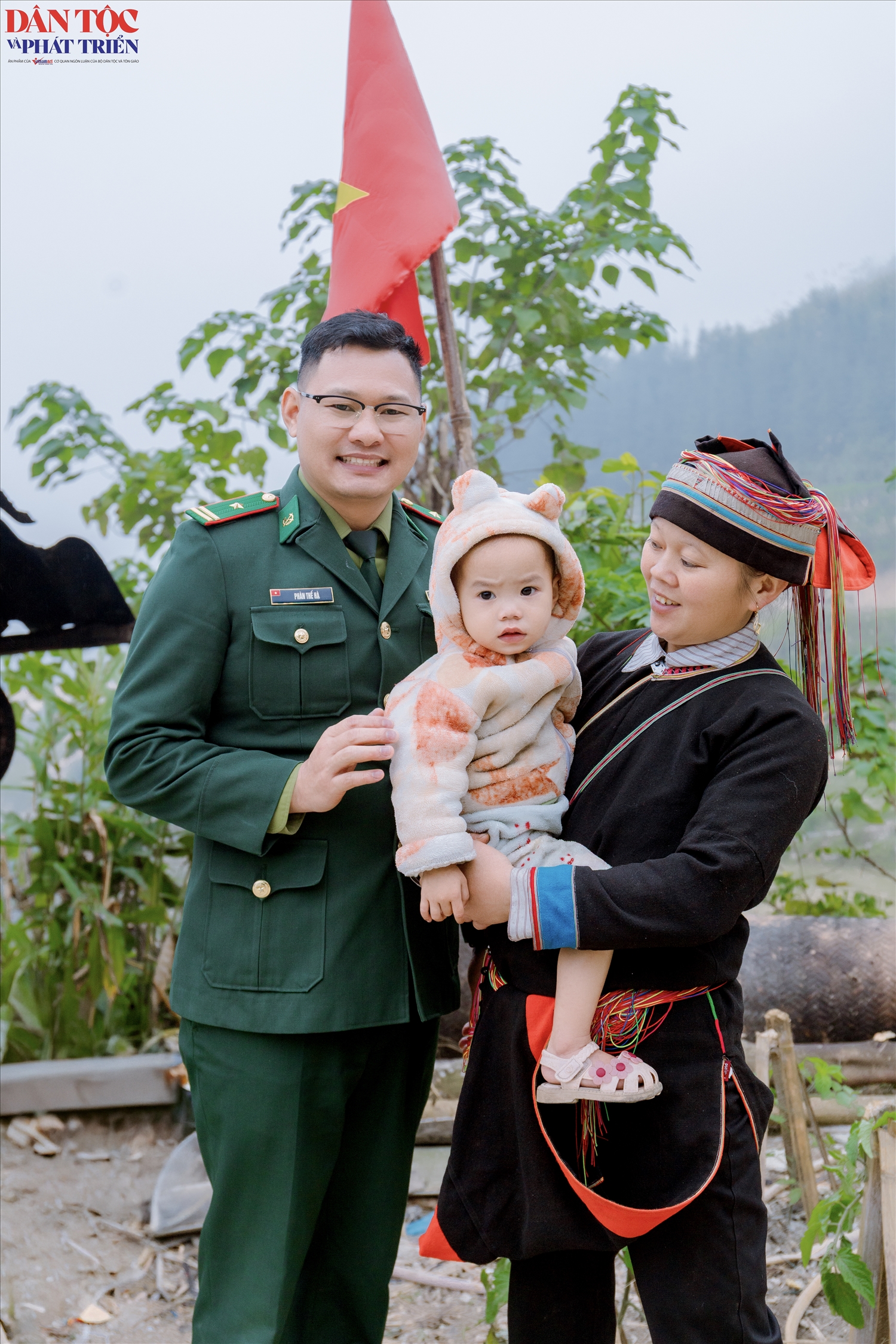 Thiếu tá Phàn Thế Hà, Chính trị viên Phó Đồn Biên phòng Cửa khẩu Quốc tế Thanh Thủy cùng người dân biên giới