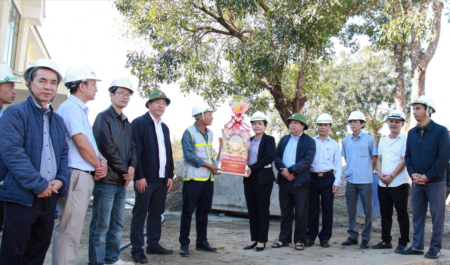 Phó Chủ tịch Thường trực UBND tỉnh Quảng Ngãi Y Ngọc tặng quà, động viên công nhân ở lại trong dịp Tết thi công Trường Phổ thông nội trú liên cấp Tiểu học – Trung học cơ sở xã Sa Loong