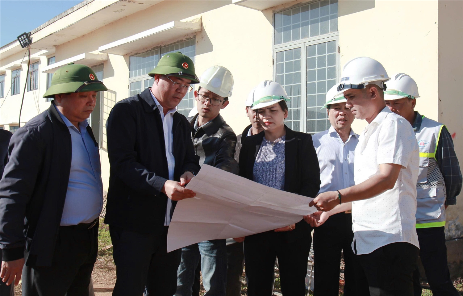 Phó Chủ tịch Thường trực UBND tỉnh Quảng Ngãi Y Ngọc đề nghị các đơn vị đẩy nhanh tiến độ thi công, hoàn thành các công trình theo kế hoạch đề ra