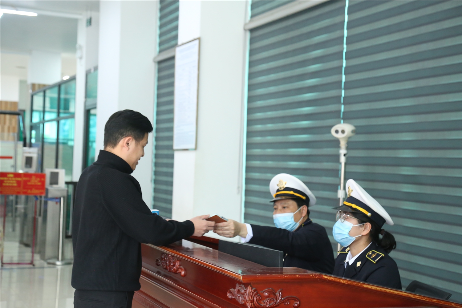 Chuẩn bị phương án phòng, chống các dịch bệnh nguy hiểm, các bệnh truyền nhiễm có nguy cơ xâm nhập từ bên ngoài. (Ảnh Trọng Bảo)