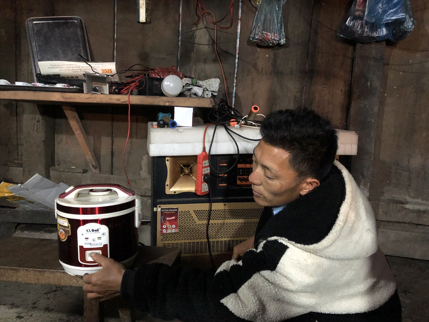 Người dân vùng cao phấn khởi khi được sử dụng điện lưới quốc gia (Ảnh Trọng Bảo)