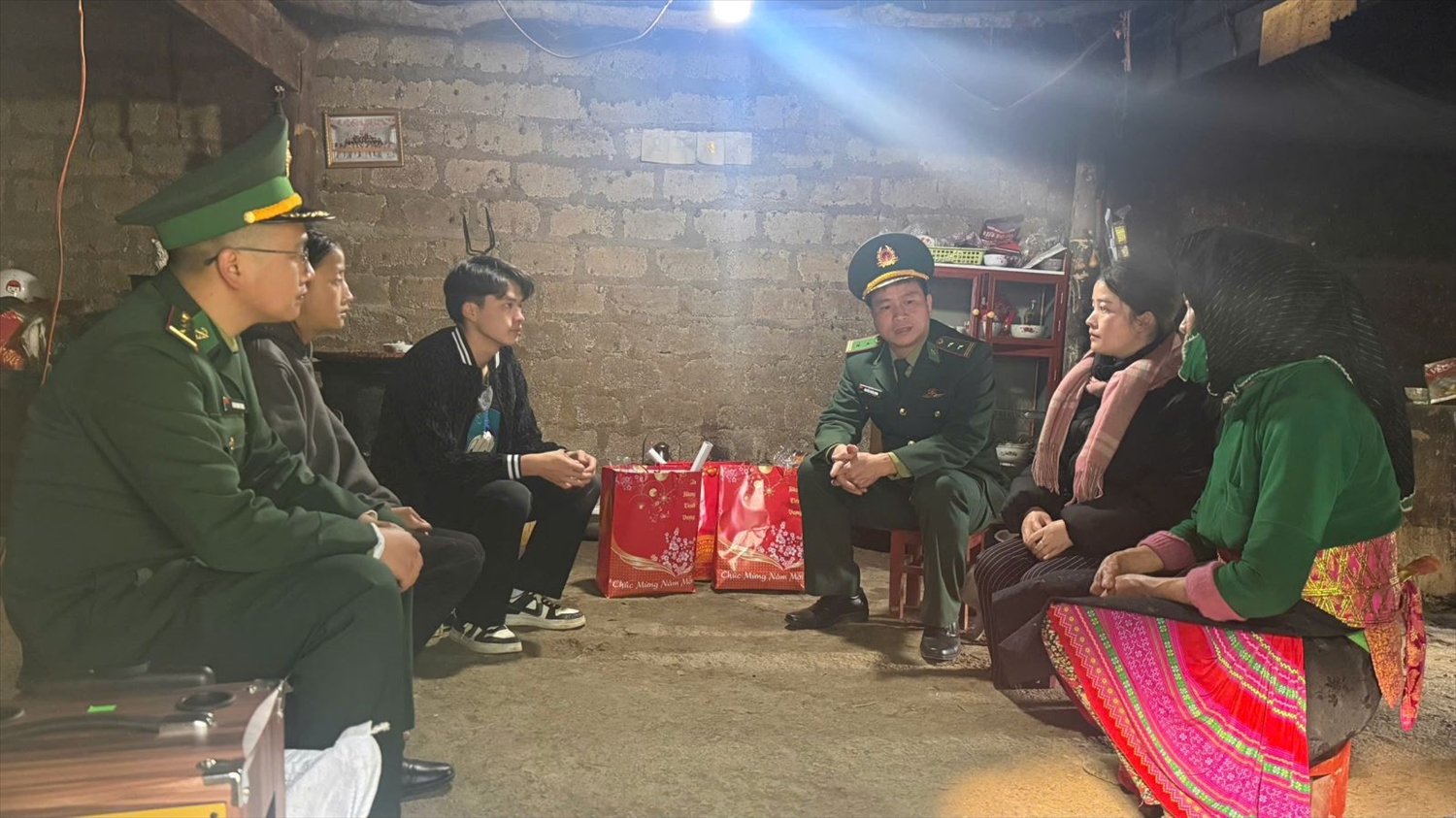 rung tá Nguyễn Xuân Hưng, Bí thư Đảng ủy, Chính trị viên Đồn Biên phòng Lũng Cú thăm hỏi động viên các gia đình có hoàn cảnh khó khăn, gia đình chính sách trên địa bàn xã.