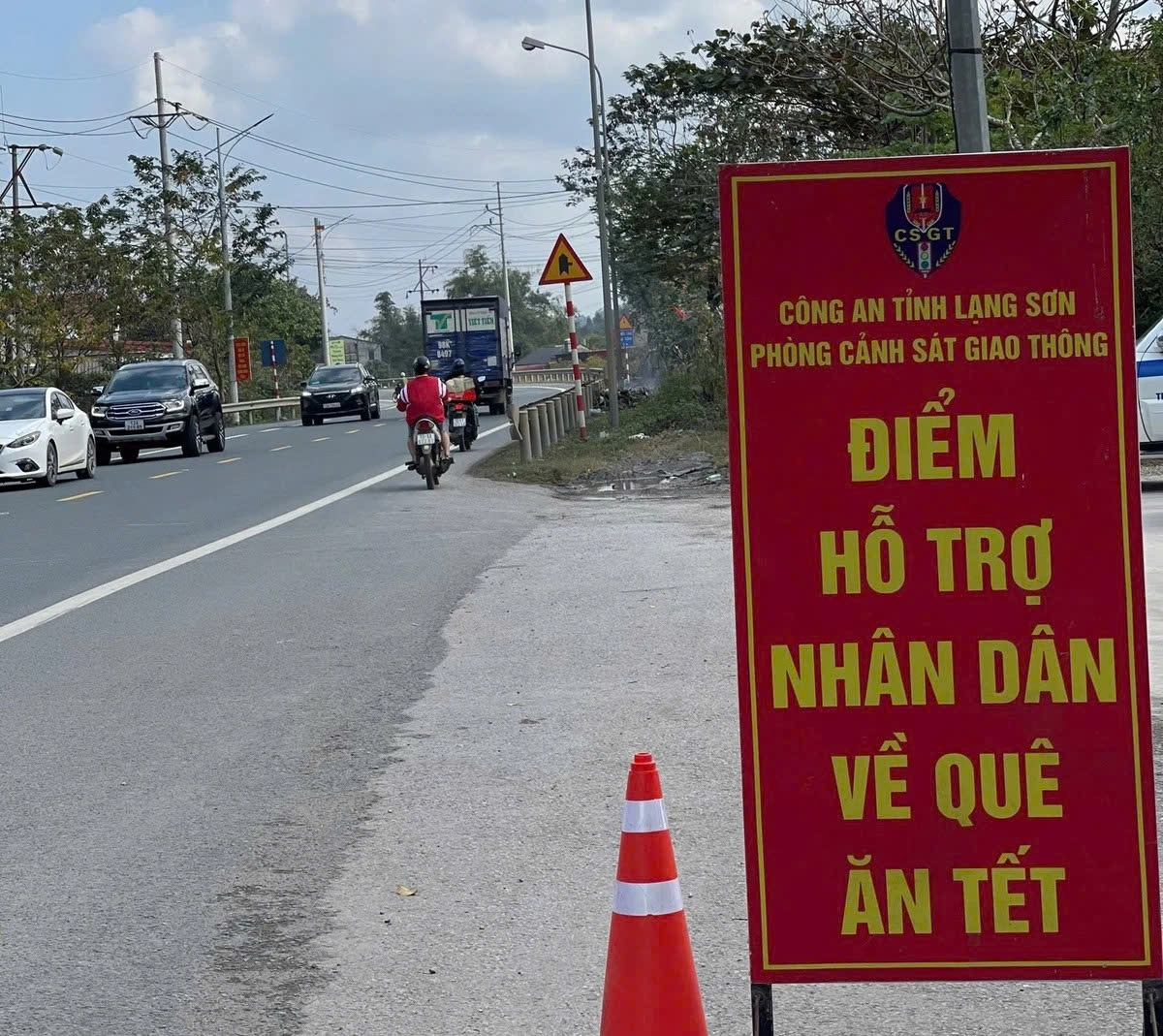 Lực lượng CSGT Công an Lạng Sơn triển khai các Điểm hỗ trợ người dân về quê ăn Tết