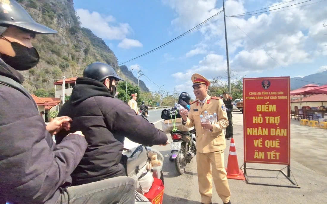 Trạm CSGT Tùng Diễn phát nước miễn phí cho người dân tham gia giao thông trên tuyến Quốc lộ 1, đoạn qua địa bàn xã Chi Lăng, tỉnh Lạng Sơn