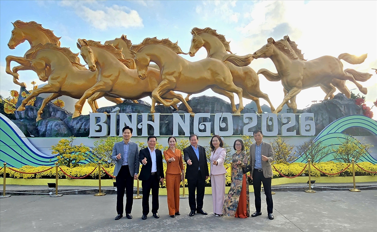 Các đại biểu chụp ảnh kỷ niệm ngay sau lễ khai mạc chương trình Đại lộ hoa và công nghệ ánh sáng 