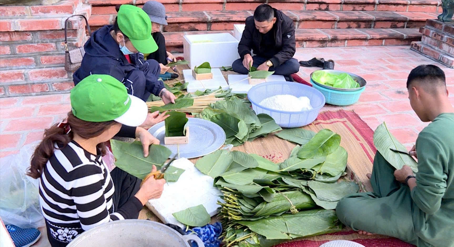 Ấm cúng không khí gói bánh chưng ngày Tết trên đảo Trần