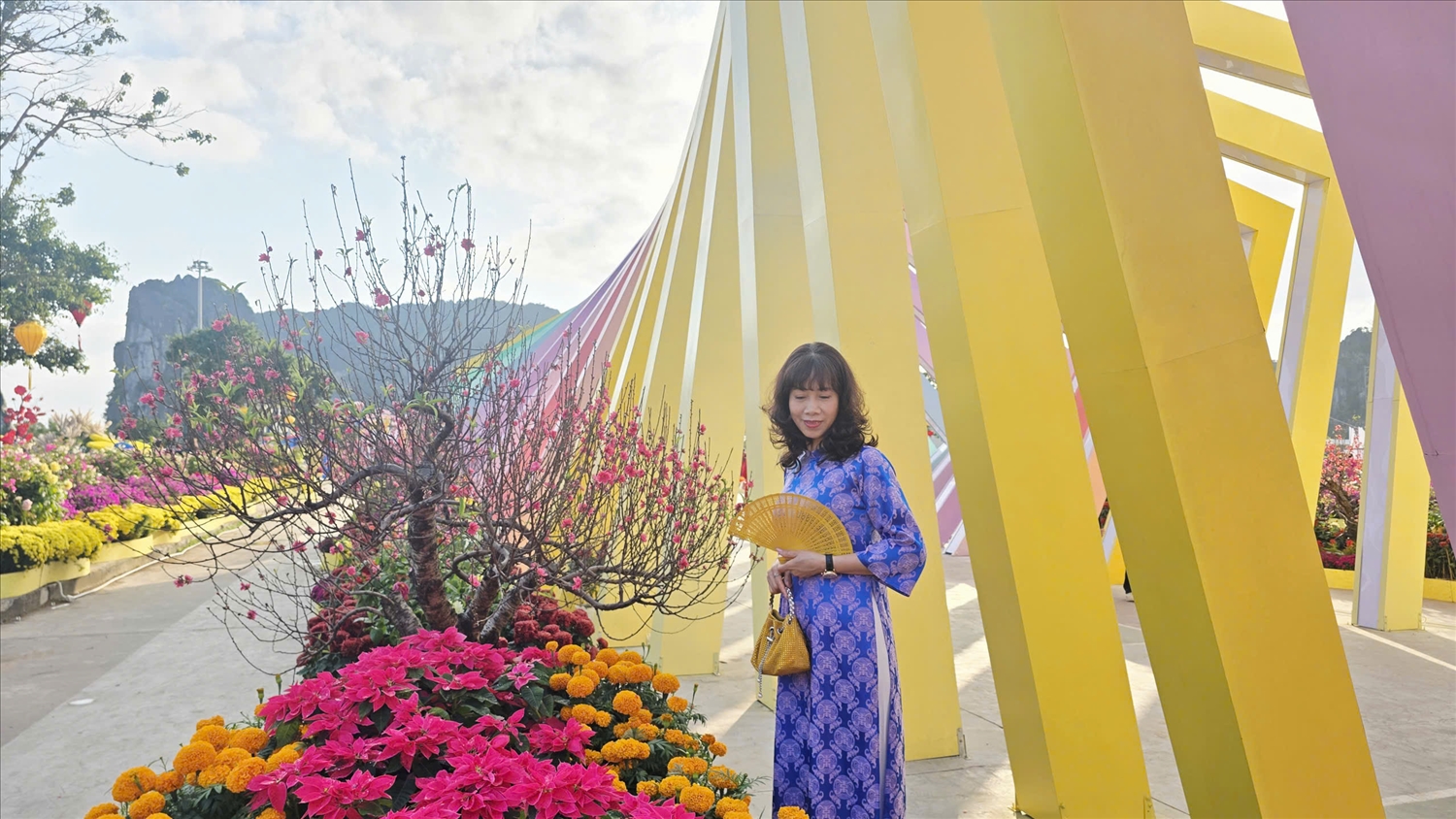 Không khó để bắt gặp người dân và du khách đến đây xúng xính tà áo dài chụp ảnh kỷ niệm