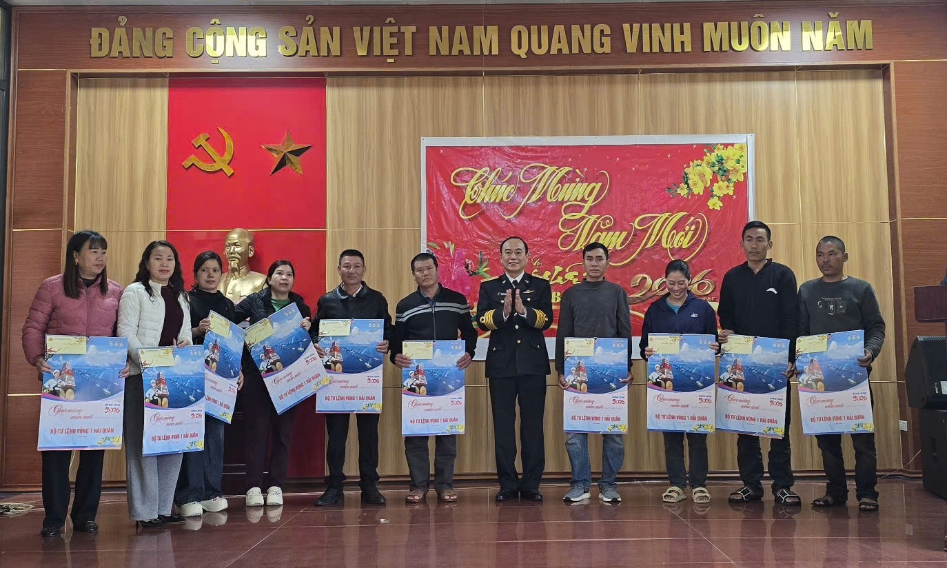 Bộ Tư lệnh Vùng 1 Hải quân thăm, chúc Tết bà con đảo Trần xuân Bính Ngọ 2026
