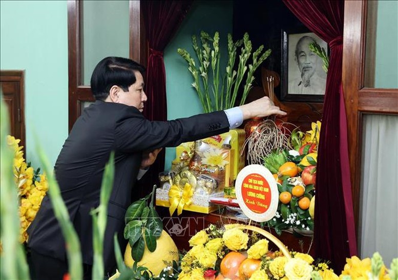 Chủ tịch nước Lương Cường dâng hương tưởng niệm Chủ tịch Hồ Chí Minh tại Di tích Nhà 67 ở Khu Di tích Chủ tịch Hồ Chí Minh trong Phủ Chủ tịch - Ảnh: TTXVN