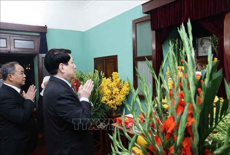 Chủ tịch nước Lương Cường dâng hương tưởng niệm Chủ tịch Hồ Chí Minh tại Di tích Nhà 67 ở Khu Di tích Chủ tịch Hồ Chí Minh trong Phủ Chủ tịch - Ảnh: TTXVN