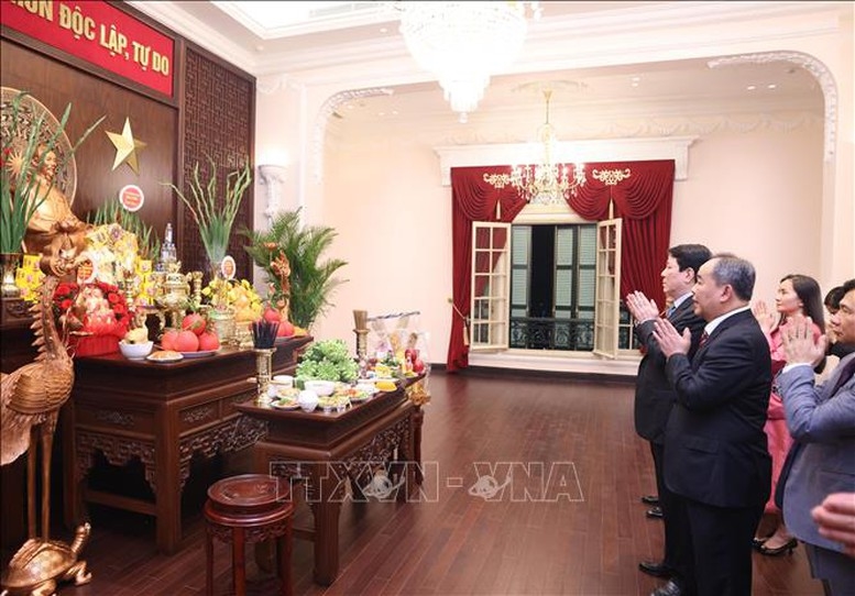 Chủ tịch nước Lương Cường tới dâng hương tưởng niệm Chủ tịch Hồ Chí Minh tại trụ sở cơ quan Văn phòng Chủ tịch nước ở số 2 Lê Thạch. Ảnh: Lâm Khánh/TTXVN