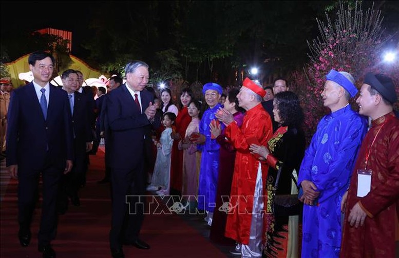 Tổng Bí thư Tô Lâm chúc Tết Đảng bộ, chính quyền và nhân dân Hà Nội - Ảnh: TTXVN