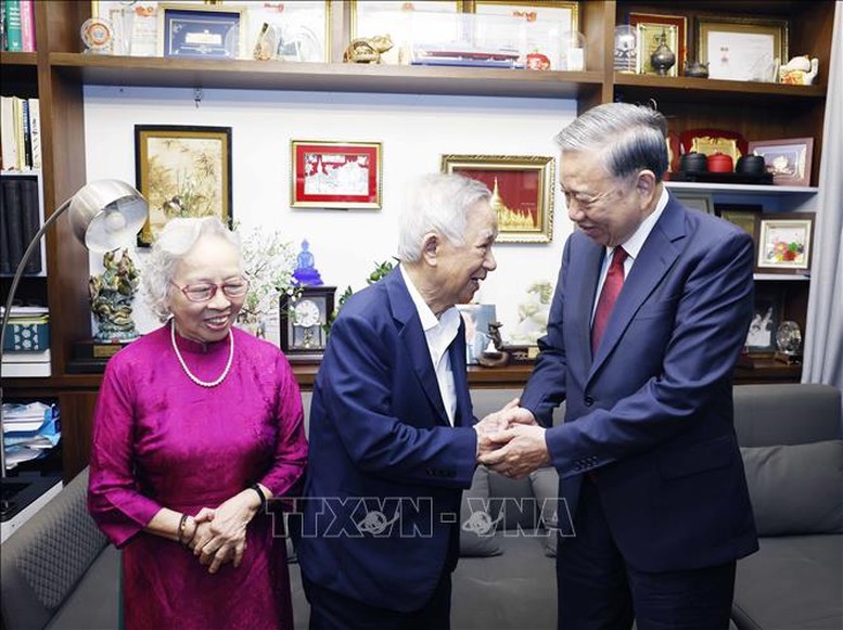 Tổng Bí thư Tô Lâm thăm, chúc Tết gia đình Giáo sư, Tiến sĩ, Nhà giáo Nhân dân Nguyễn Lân Dũng và Phó Giáo sư, Tiến sĩ, Thầy thuốc Nhân dân Nguyễn Kim Nữ Hiếu - Ảnh: TTXVN