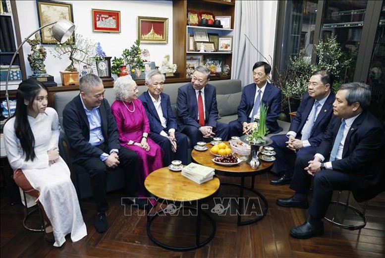 Tổng Bí thư Tô Lâm thăm, chúc Tết gia đình Giáo sư, Tiến sĩ, Nhà giáo Nhân dân Nguyễn Lân Dũng và Phó Giáo sư, Tiến sĩ, Thầy thuốc Nhân dân Nguyễn Kim Nữ Hiếu - Ảnh: TTXVN