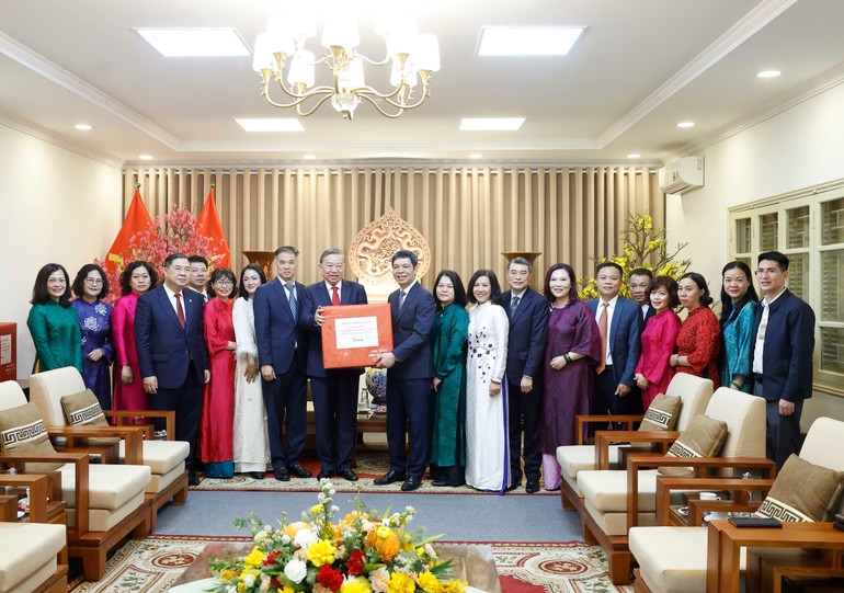 Tổng Bí thư Tô Lâm tặng quà cho cán bộ, nhân viên Khu Di tích Hoàng Thành Thăng Long - Hà Nội. (Ảnh: Thống Nhất/TTXVN) 