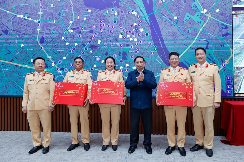 Thủ tướng Phạm Minh Chính tặng quà, chúc Tết lực lượng cảnh sát giao thông - Ảnh: VGP/Nhật Bắc