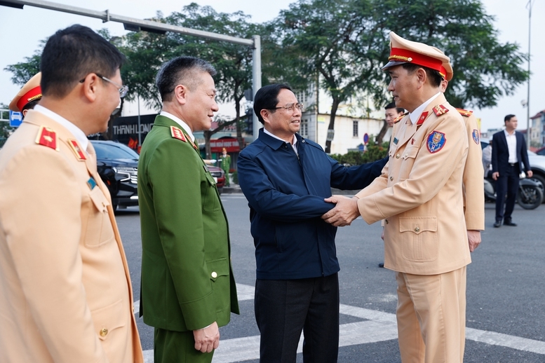Thủ tướng Phạm Minh Chính động viên cán bộ, chiến sĩ đang làm nhiệm vụ tại nút giao Nguyễn Văn Cừ-Ngọc Thụy, TP. Hà Nội - Ảnh: VGP/Nhật Bắc