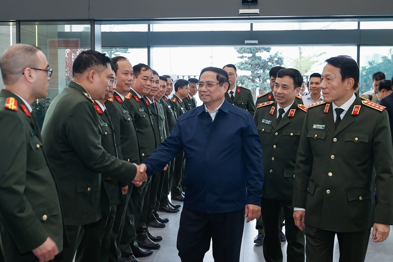 Thủ tướng thăm, chúc Tết và kiểm tra công tác ứng trực của cán bộ, chiến sĩ Cục An ninh mạng và phòng, chống tội phạm sử dụng công nghệ cao - Ảnh: VGP/Nhật Bắc