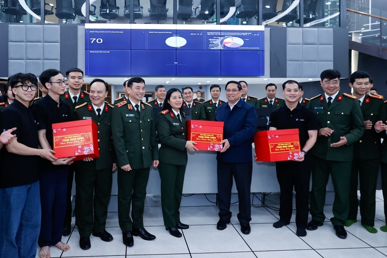 Thủ tướng tặng quà cán bộ, chiến sĩ Cục An ninh mạng và phòng, chống tội phạm sử dụng công nghệ cao - Ảnh: VGP/Nhật Bắc