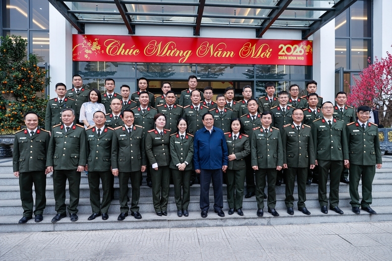 Thủ tướng và các cán bộ, chiến sĩ Cục An ninh mạng và phòng, chống tội phạm sử dụng công nghệ cao - Ảnh: VGP/Nhật Bắc