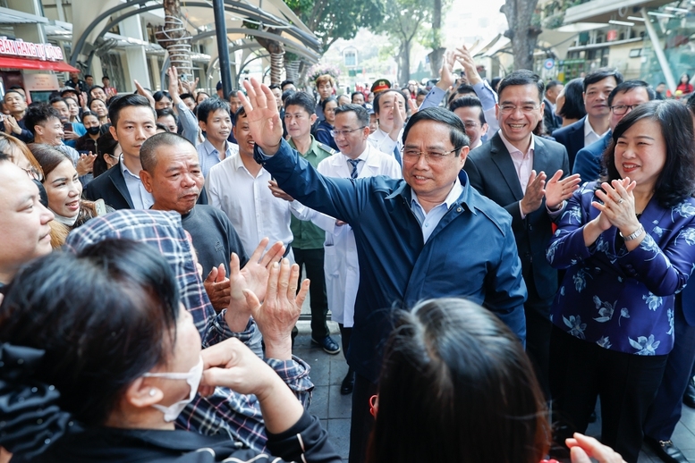 Thủ tướng Phạm Minh Chính kiểm tra công tác ứng trực Tết và thăm, động viên cán bộ, nhân viên y tế, người lao động tại Bệnh viện Bạch Mai - Ảnh: VGP/Nhật Bắc