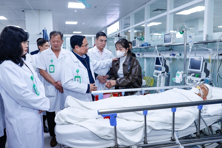 Thủ tướng Phạm Minh Chính thăm, chúc Tết bệnh nhân đang điều trị tại Bệnh viện Việt Đức - Ảnh: VGP/Nhật Bắc