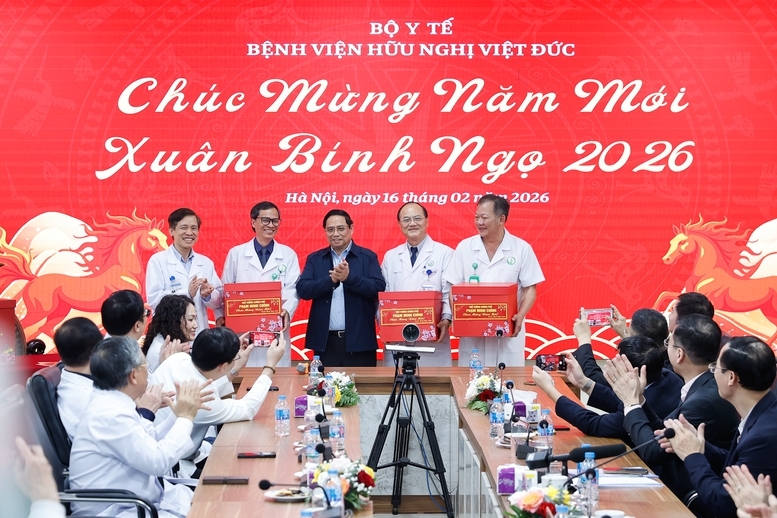 Thủ tướng Phạm Minh Chính tặng quà cho các cán bộ, bác sĩ, nhân viên y tế Bệnh viện Hữu nghị Việt Đức- Ảnh: VGP/Nhật Bắc