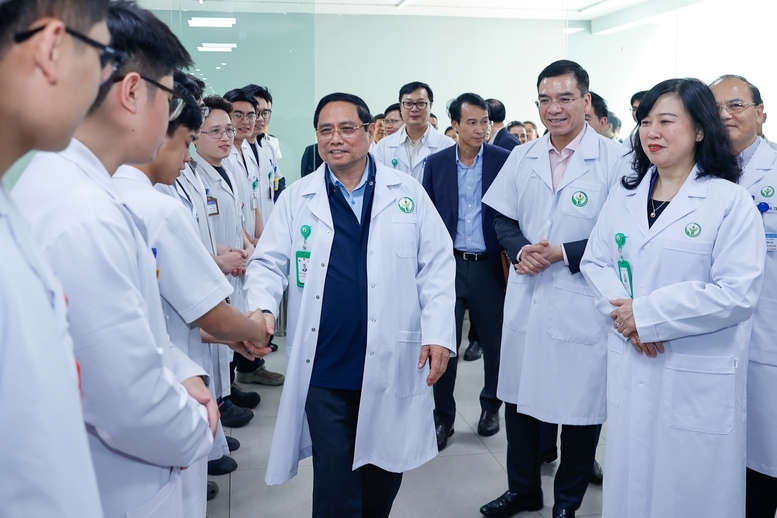 Thủ tướng Phạm Minh Chính kiểm tra công tác ứng trực Tết và thăm, động viên cán bộ, nhân viên y tế, người lao động tại Bệnh viện Việt Đức - Ảnh: VGP/Nhật Bắc