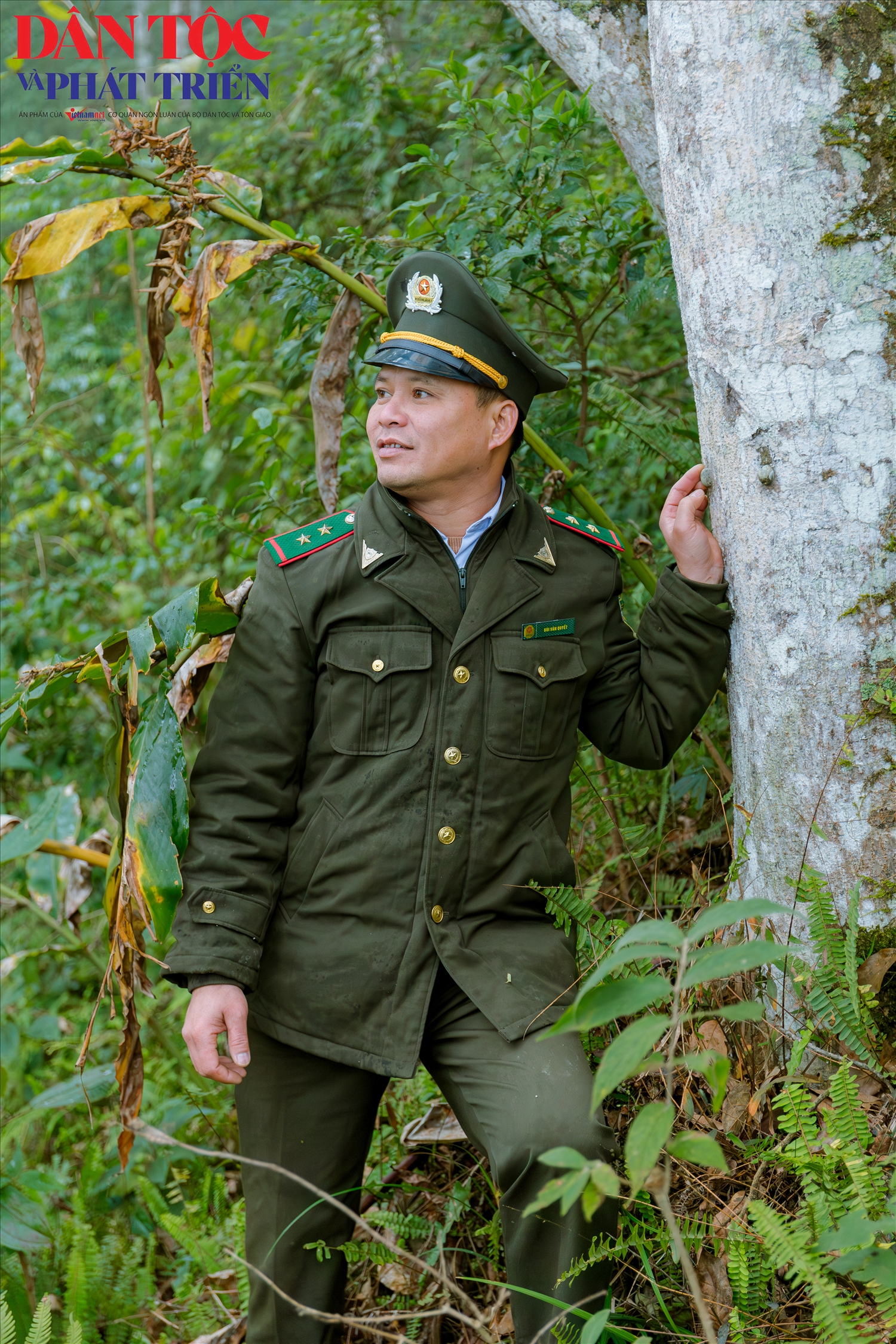 Nắm bắt tâm tư của người dân, Kiểm lâm viên Bùi Văn Quyết chia sẻ: “Khi cái đói, cái nghèo không còn bủa vây thì chắc chắn người dân sẽ không nghĩ tới chuyện lên rừng để kiếm kế sinh nhai nữa”. Từ suy nghĩ đó, cán bộ kiểm lâm tích cực hướng dẫn người dân lao động, sản xuất, phát triển kinh tế để từng bước ổn định cuộc sống, gắn bó hơn với việc giữ rừng.