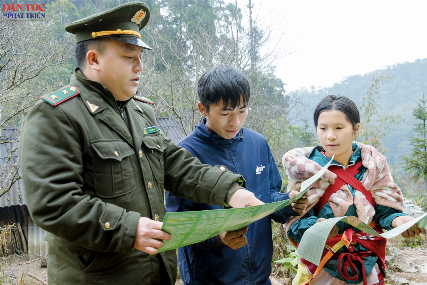 Trong năm qua, đơn vị đã tổ chức hàng trăm buổi tuyên truyền với hàng chục nghìn lượt người tham gia, ký cam kết quản lý, bảo vệ rừng với từng hộ gia đình và cấp phát cẩm nang phòng cháy, chữa cháy rừng cho các thôn, tổ dân phố; đồng thời đẩy mạnh tuyên truyền qua mạng xã hội, phiên chợ và hệ thống truyền thanh để nâng cao ý thức cộng đồng. Bên cạnh đó, lực lượng kiểm lâm còn phối hợp ký cam kết với các nhà hàng, quán ăn không kinh doanh động vật hoang dã trái phép và tham gia hỗ trợ người dân khắc phục hậu quả thiên tai, góp phần thắt chặt mối gắn bó với địa phương.