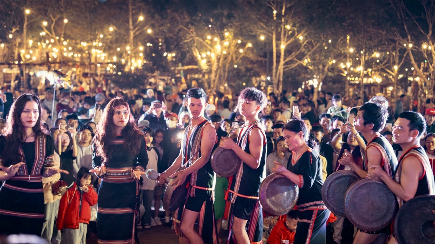 Trong dịp Tết Nguyên đán Bính Ngọ 2026, các nghệ nhân sẽ biểu diễn cồng chiêng, múa xoang và nhạc cụ dân tộc ở khu Chợ phiên Măng Đen để phục vụ du khach
