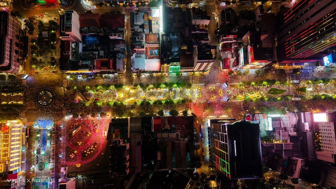 Nhiều tòa nhà và tuyến đường trung tâm TP.HCM được trang hoàng ánh sáng rực rỡ, sẵn sàng chào đón khoảnh khắc khởi đầu của năm mới Bính Ngọ.