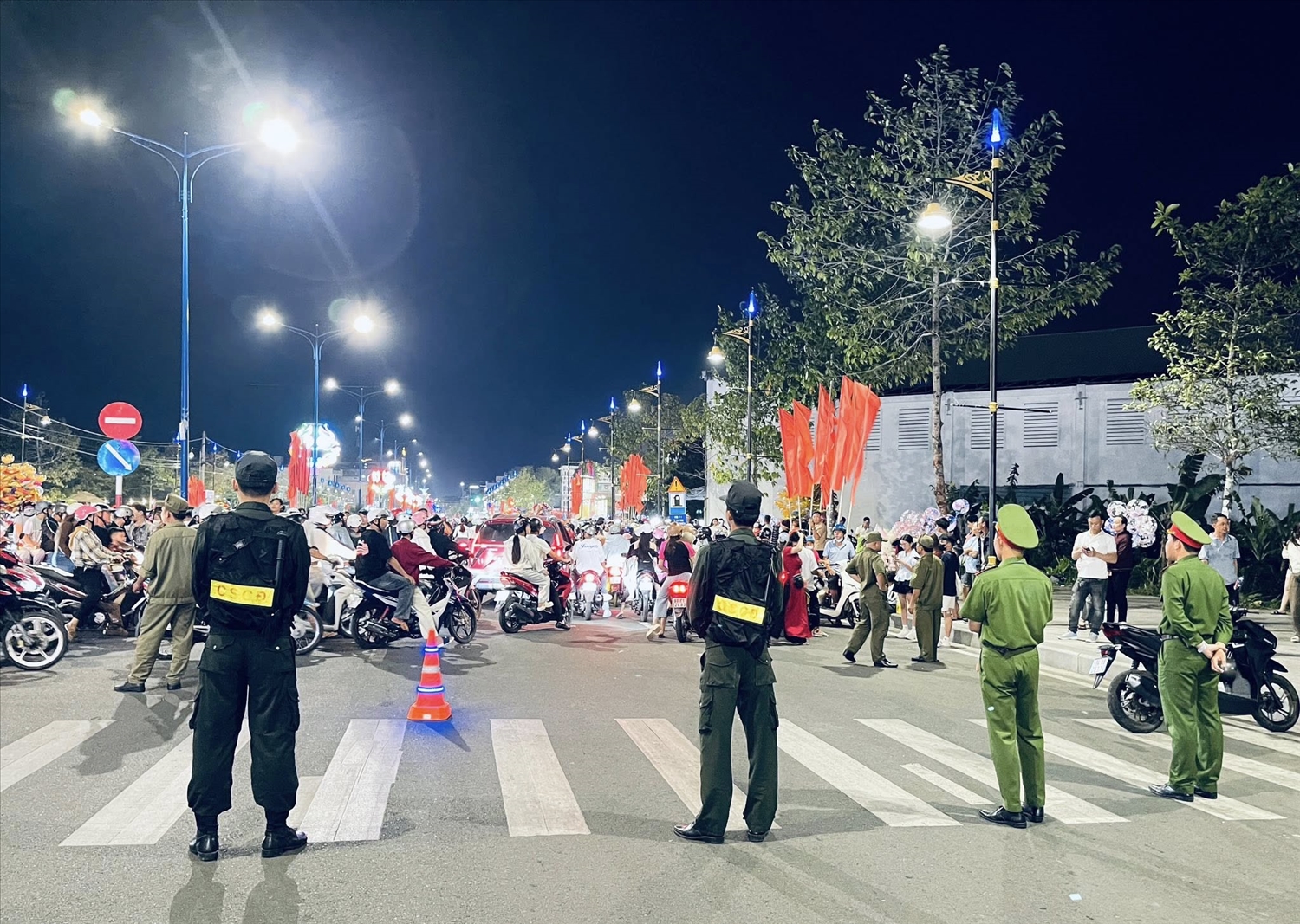 Lực lượng Cảnh sát cơ động và Công an phường An Xuyên, tỉnh Cà Mau nỗ lực điều tiết, phân luồng giao thông để người dân xem pháo hoa an toàn.