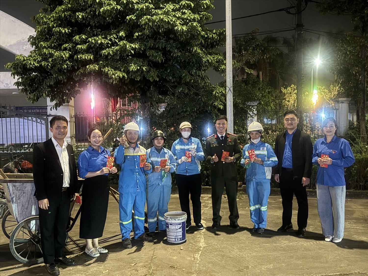 Trong khi mọi nhà quây quần bên mâm cơm tất niên, Tuổi trẻ Phúc Thịnh, Hà Nội đã lên đường chia sẻ hơi ấm với những người đang thực hiện nhiệm vụ.