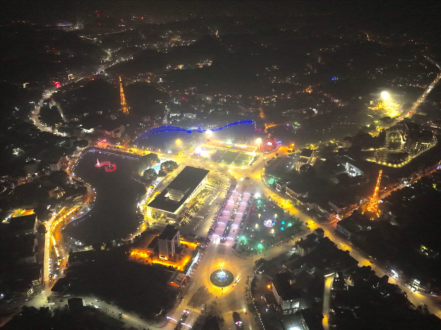 Tỉnh Lào Cai tạo điểm nhấn đột phá với chương trình nghệ thuật đặc sắc kết hợp màn trình diễn ánh sáng Drone công nghệ cao đầy ấn tượng. (Ảnh Vàng Ni)