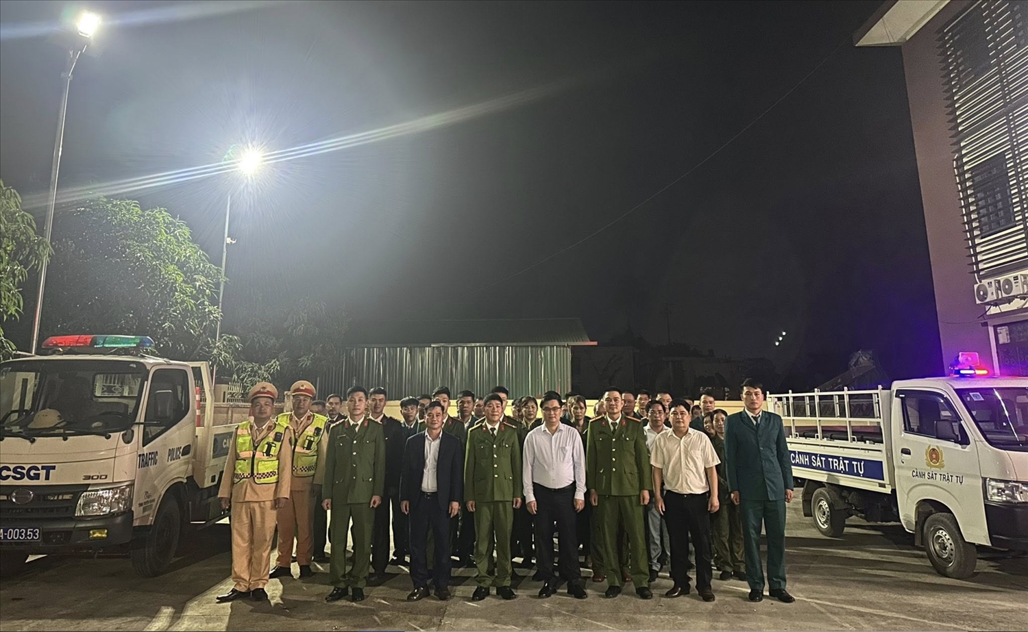 Tại xã Kim Bình (Tuyên Quang), lực lượng chức năng tăng cường kiểm tra, nhắc nhở người dân chấp hành luật giao thông và phòng chống đua xe trái phép.