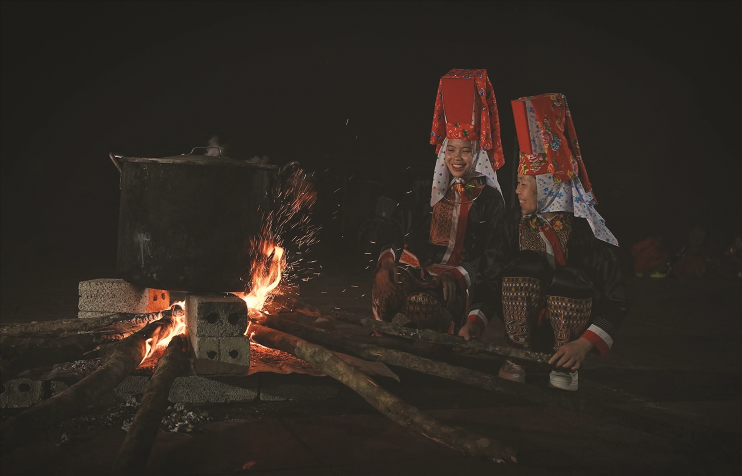 Nụ cười bên nồi bánh chưng Tết