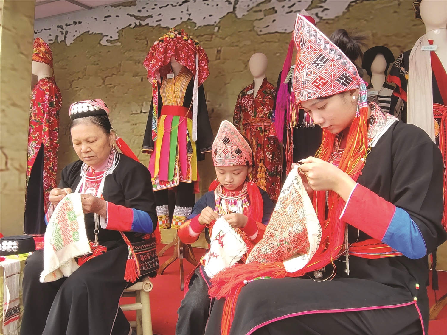 Mùa Xuân cũng là thời điểm người lớn dạy thêu cho trẻ