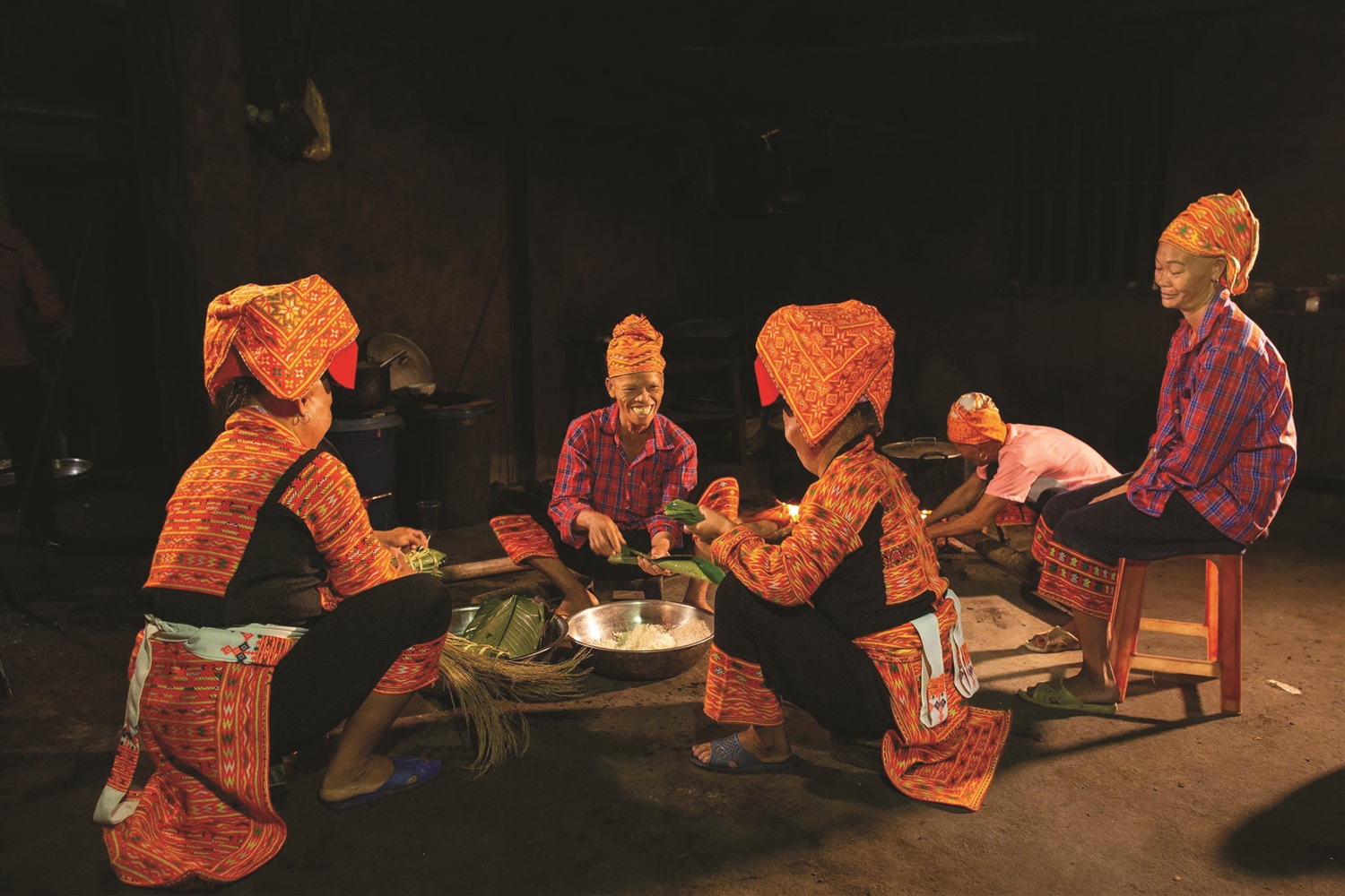 Người Sán Dìu ở xã vùng cao Hải Lạng làm bánh lá hẹ vào dịp lễ, Tết