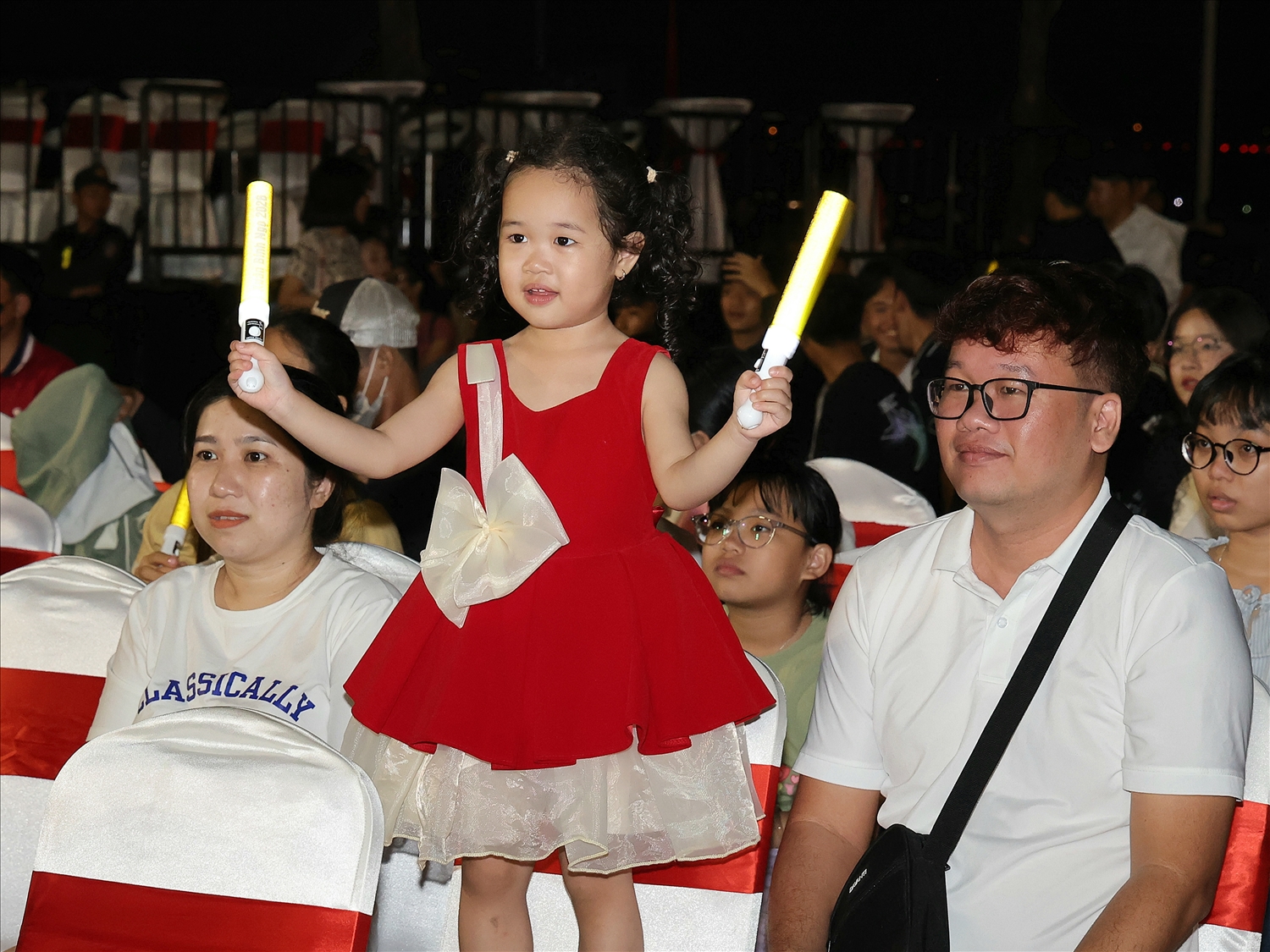 Một em bé được bố đưa đi chơi trong đêm giao thừa. (Ảnh: Trung Phạm)