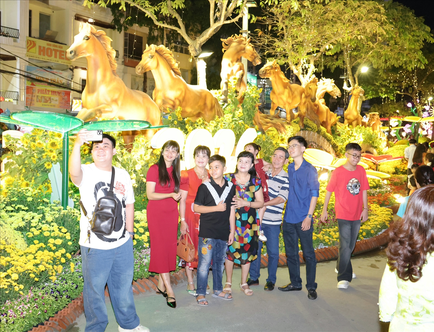 Người dân Cần Thơ đi đón giao thừa tại Đường hoa nghệ thuật xuân Bính Ngọ năm 2026. (Ảnh: Trung Phạm)