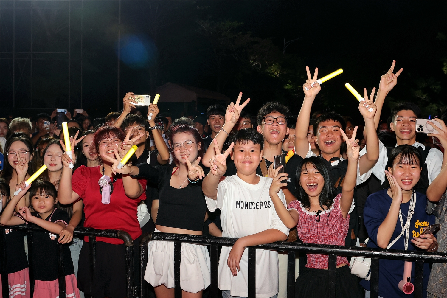 Người dân Cần Thơ hân hoan trước thời khắc chuyển giao năm mới. (Ảnh: Trung Phạm)