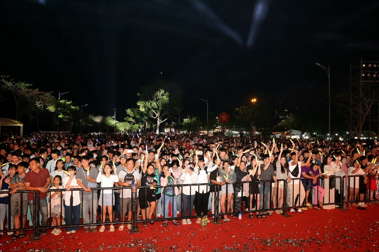 Trong thời khắc giao thừa, người dân Cần Thơ mong muốn năm mới an khang, thịnh vượng (Ảnh: Trung Phạm)