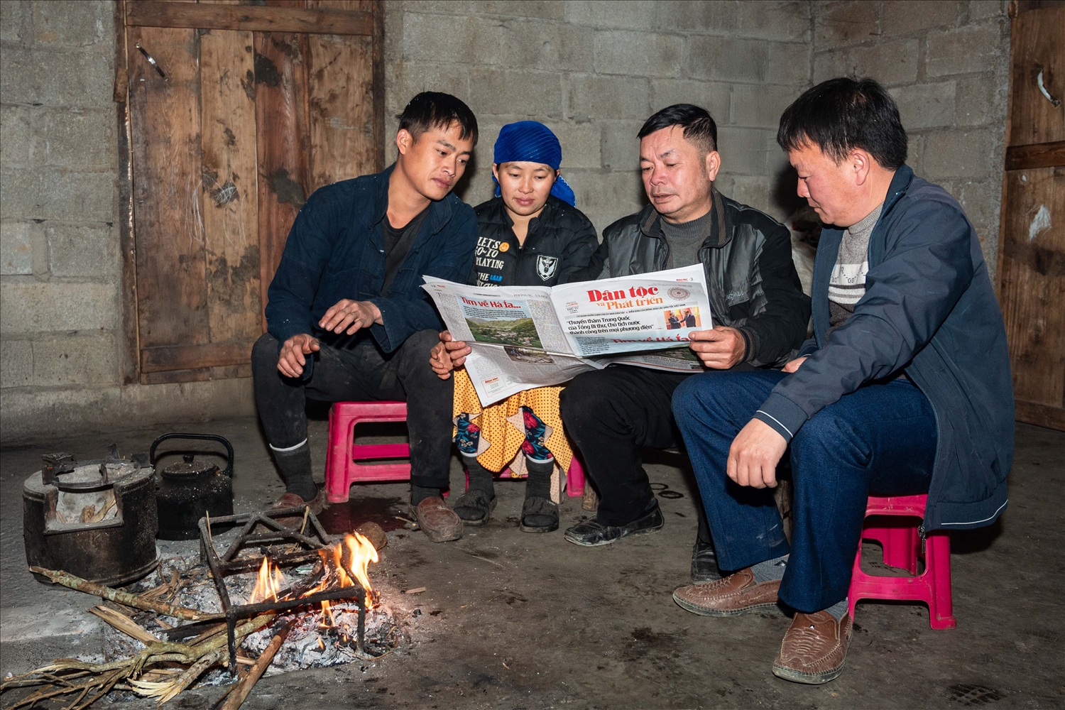 Vợ chồng an Lẩu Mí Nô, chị Mua Thị Mỷ cùng cán bộ địa phương tìm hiểu về mô hình sinh kế trên ấn phẩm Dân tộc và Phát triển của Báo VietNamNet