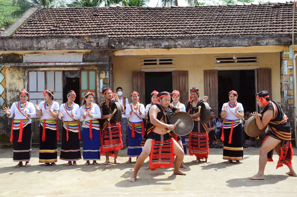 Đồng bào Co ở Trà Bồng biểu diễn đấu chiêng. Ảnh: Như Đồng