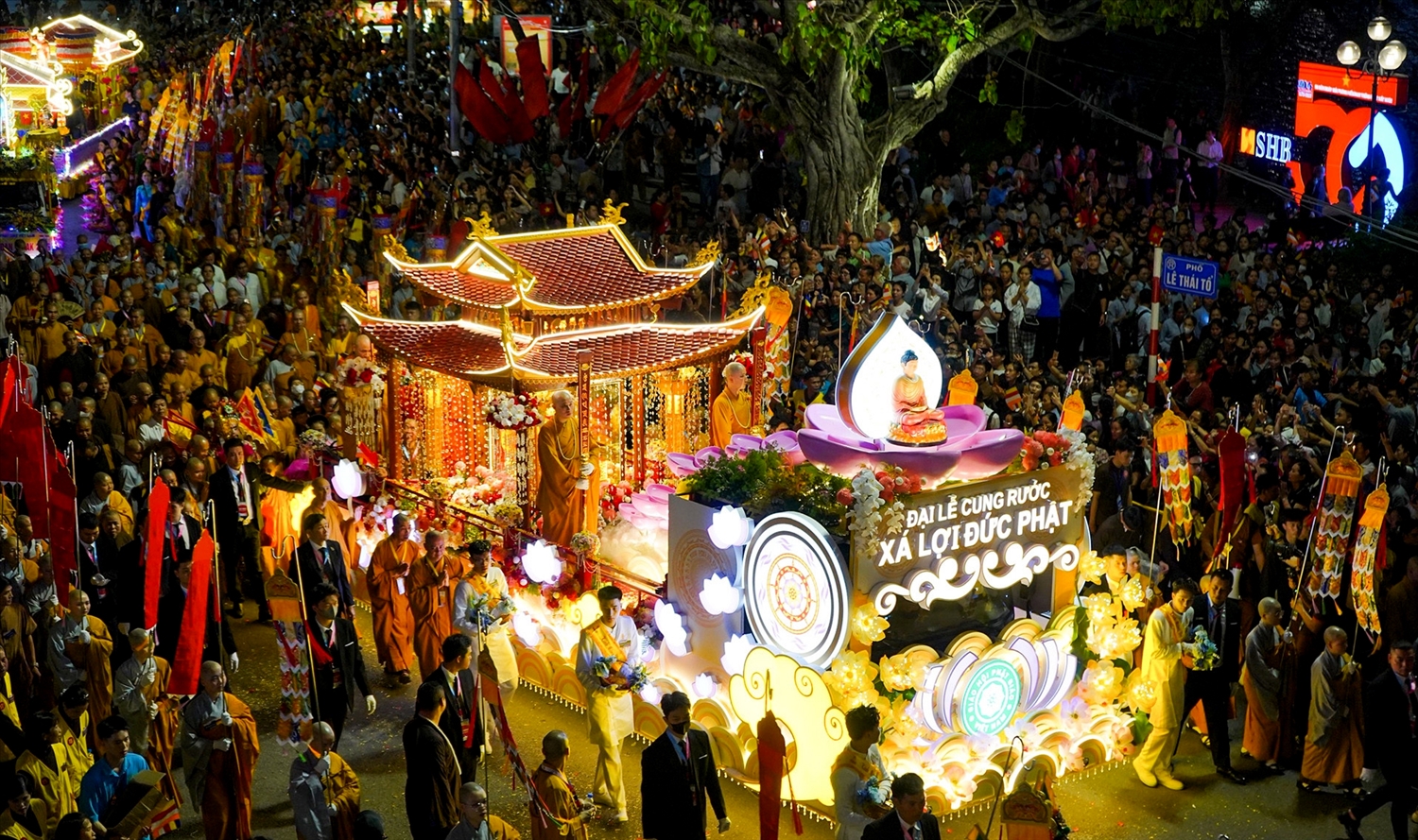 Đại lễ cung rước xá lợi Đức Phật. Ảnh: Mạnh Hùng