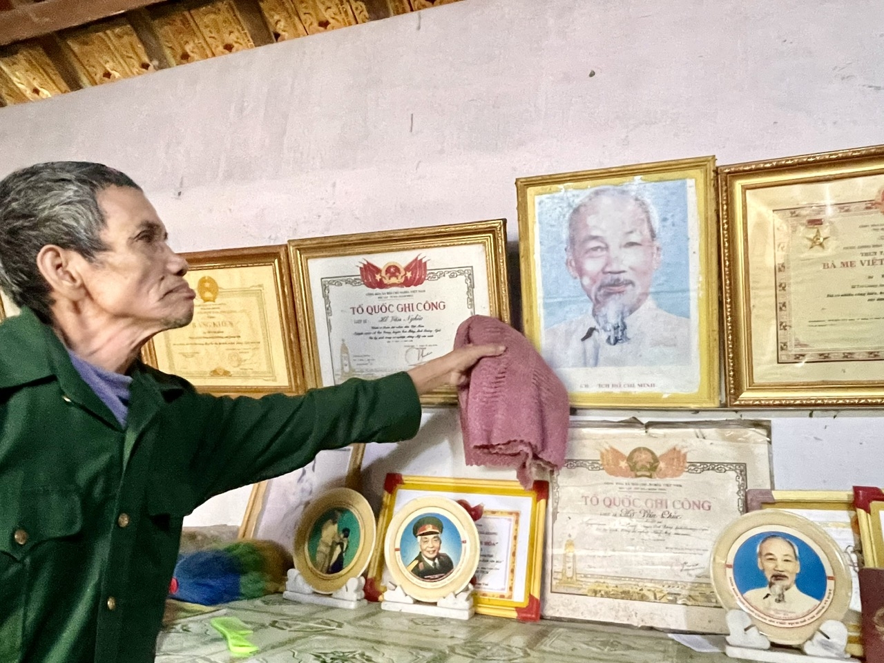 Gìa Hồ Văn Bình thờ Bác Hồ tại vị trí trang trọng. Ảnh: Huy Trường