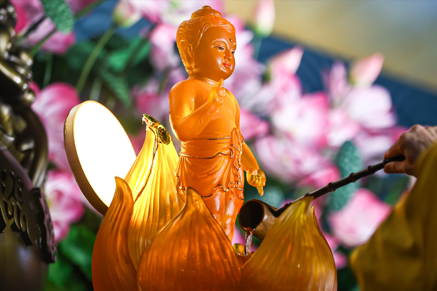 Nghi thức tắm Phật tại lễ rước Phật về Việt Nam Quốc tự, mở đầu tuần lễ Phật đản (Phật lịch 2567). Ảnh: Nguyễn Huế