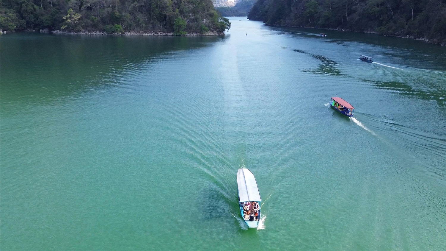 Giữa không gian hồ nước mênh mang, múa Chầu trong Then Tày không chỉ kể câu chuyện về tín ngưỡng và tâm linh của người Tày, mà còn mở ra hướng đi bền vững cho bảo tồn di sản gắn với phát triển du lịch cộng đồng – nơi di sản được sống trong lòng cộng đồng và lan tỏa tới bạn bè bốn phương.