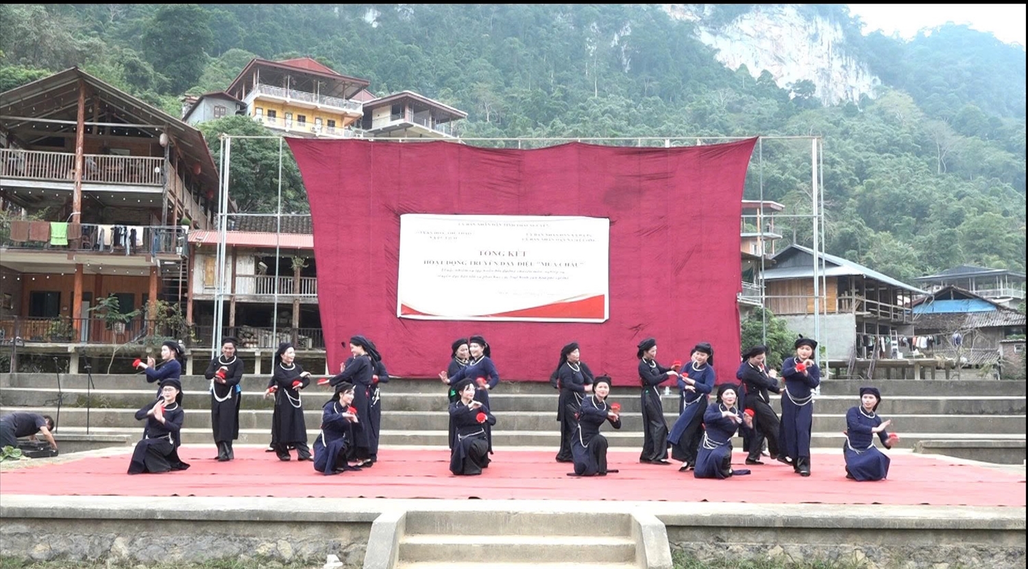 Đồng bào dân tộc Tày biểu diễn múa Chầu cho du khách đến với Khu du lịch sinh thái hồ Ba Bể. 